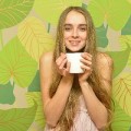 お茶を飲む女性